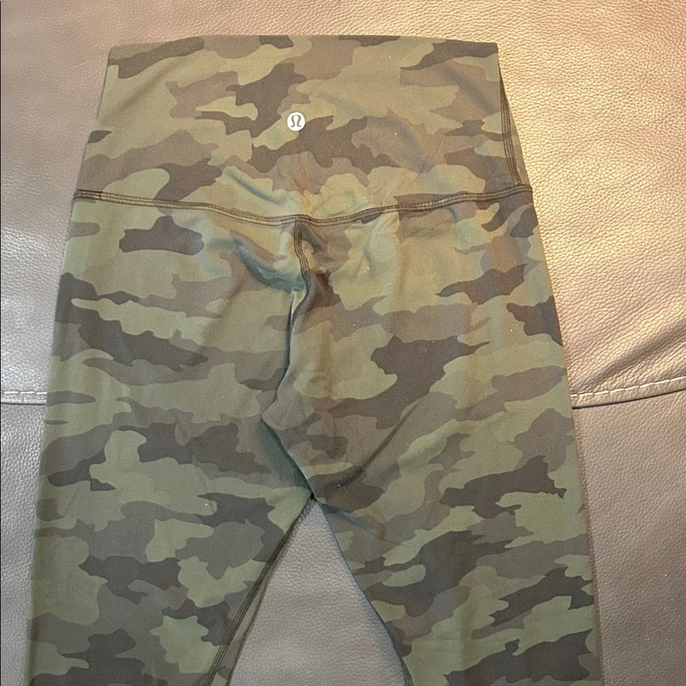 Lululemon Wunder Under High-Rise 25”Legging. Size 6, green camo - Picture 4 of 6